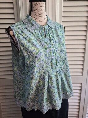 Democracy Sleeveless Floral Lace-Trim Blouse in Light Blue and Green